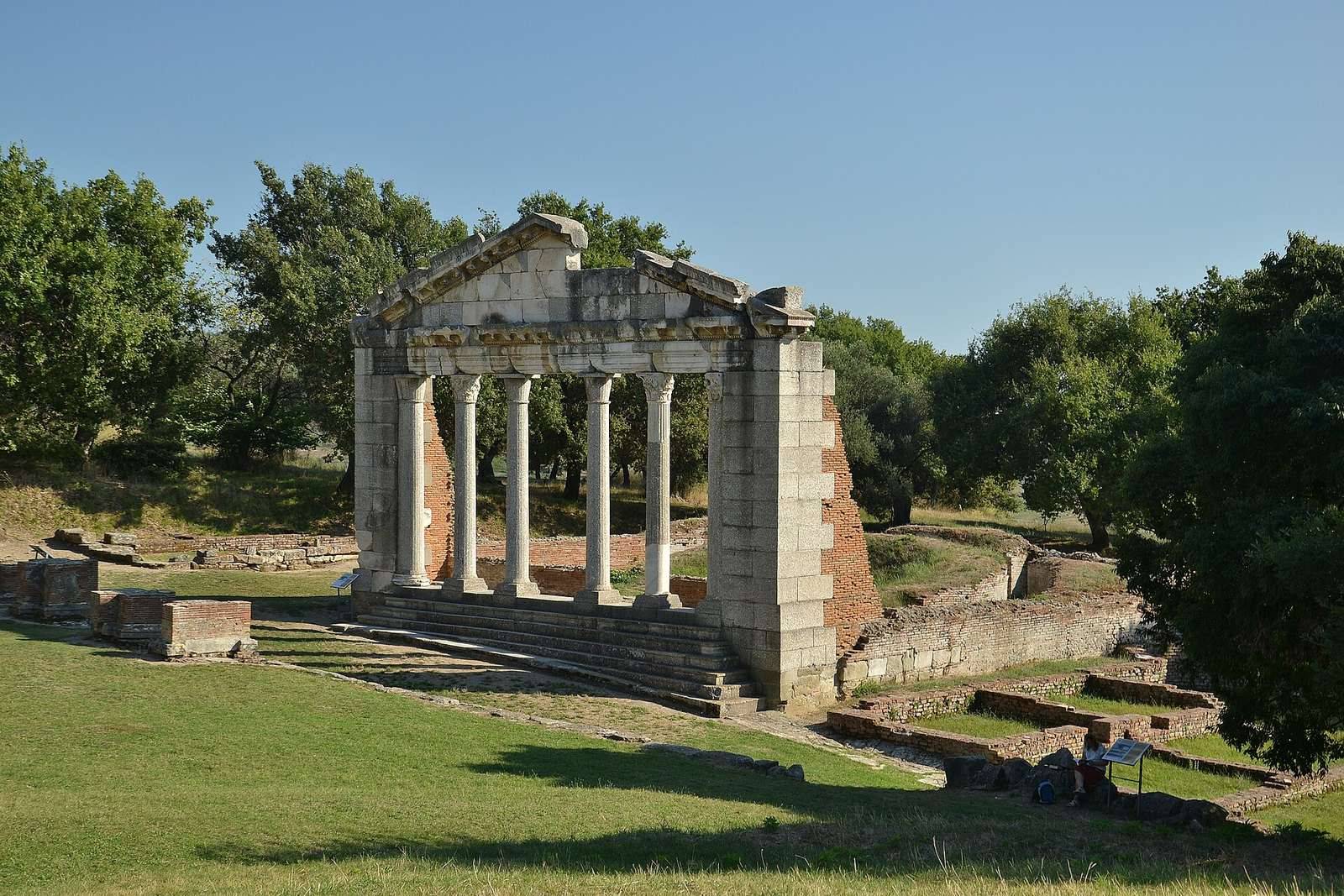 Monument agonothetů v Apollonii — sloupové průčelí antické radnice