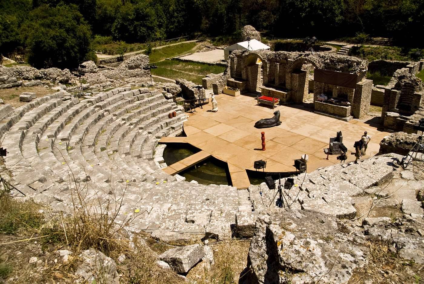 Antické divadlo v Butrintu obklopené zelení — světové dědictví UNESCO v Albánii