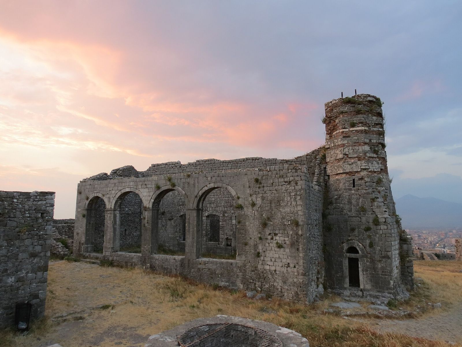 Hrad Rozafa na kopci nad Shkodrou