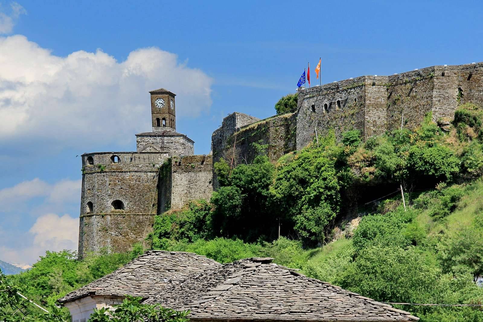 Pevnost Gjirokastër na skále nad kamenným městem