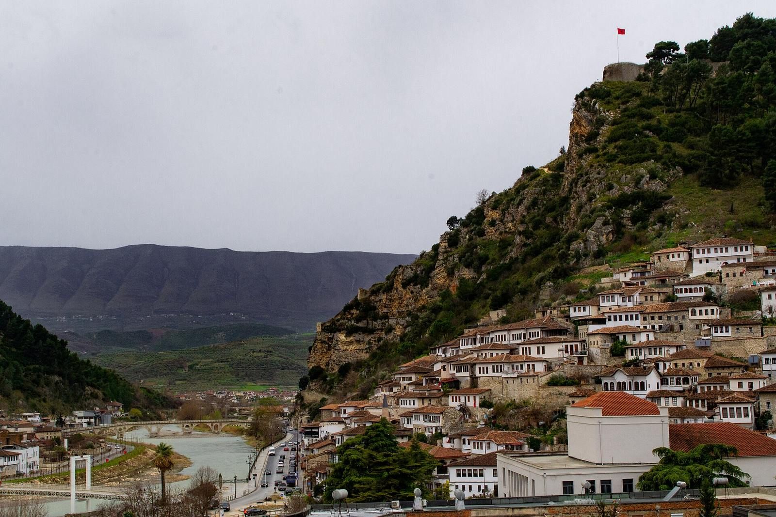 Panorama Beratu — bílé osmanské domy čtvrti Mangalem pod hradem a most přes řeku Osum (UNESCO)