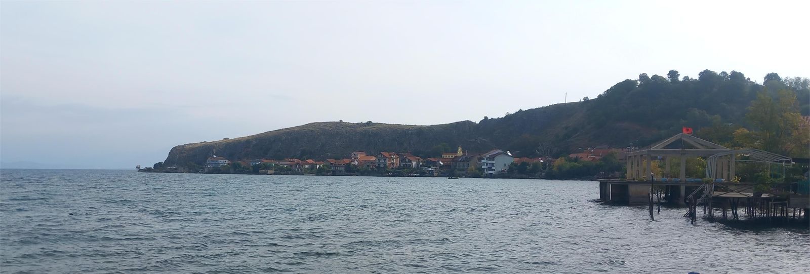 Poloostrov s vesnicí Lin nad hladinou Ohridského jezera na albánské straně