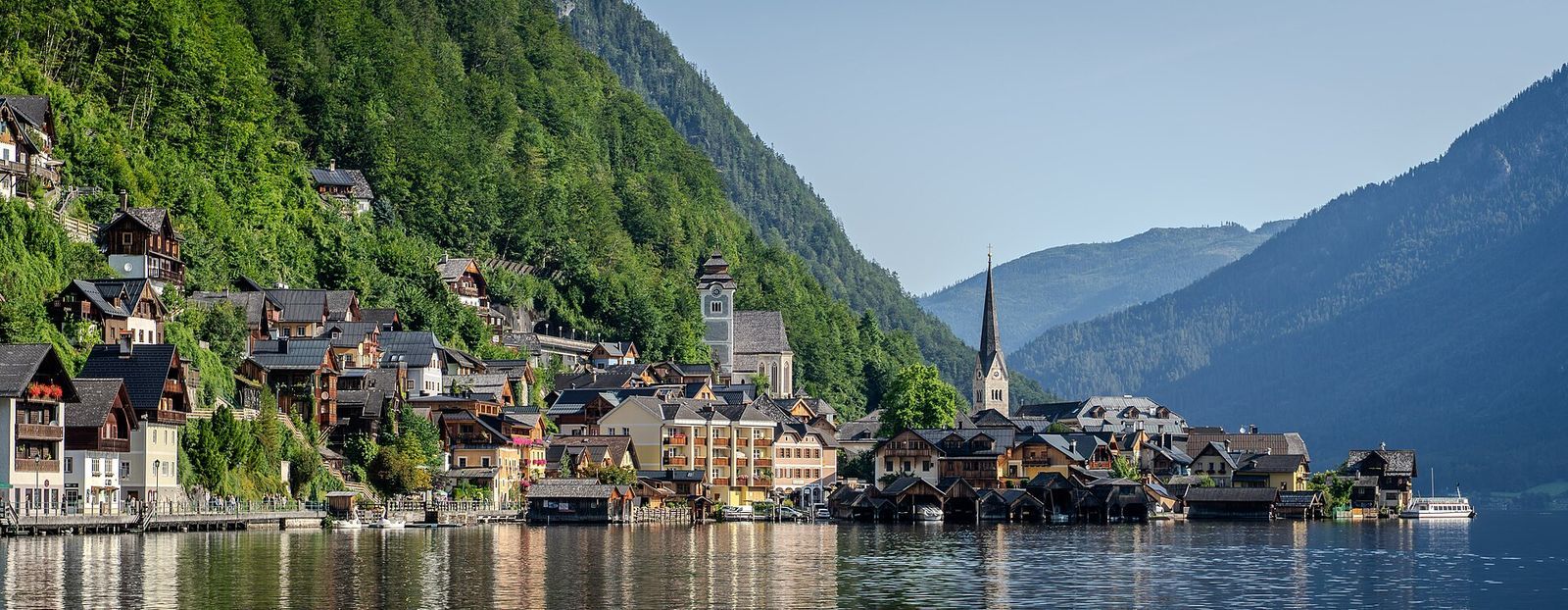 Panorama vesnice Hallstatt s kostelními věžemi od hladiny jezera Hallstättersee