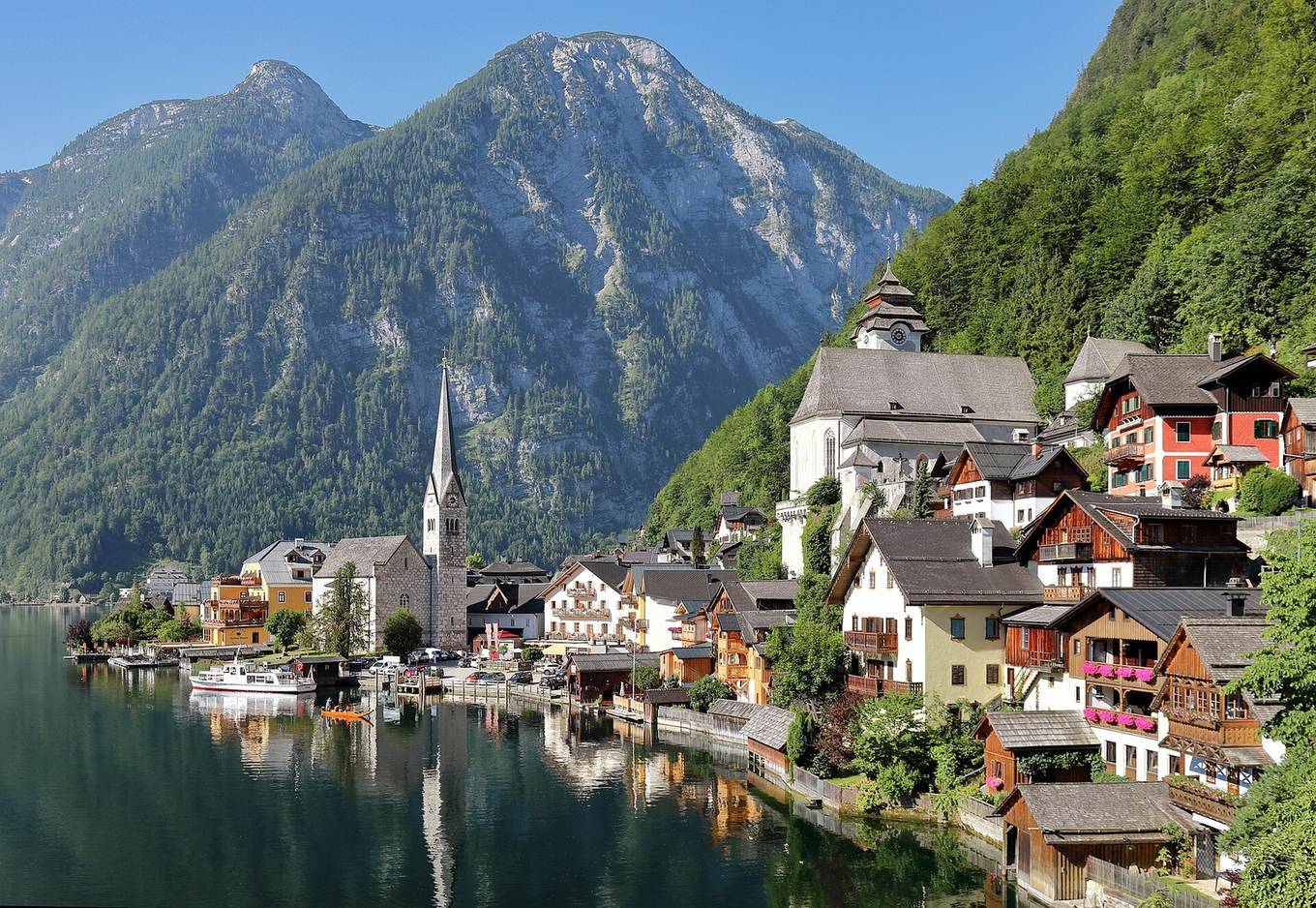 Vesnice Hallstatt na břehu jezera Hallstättersee v Solné komoře