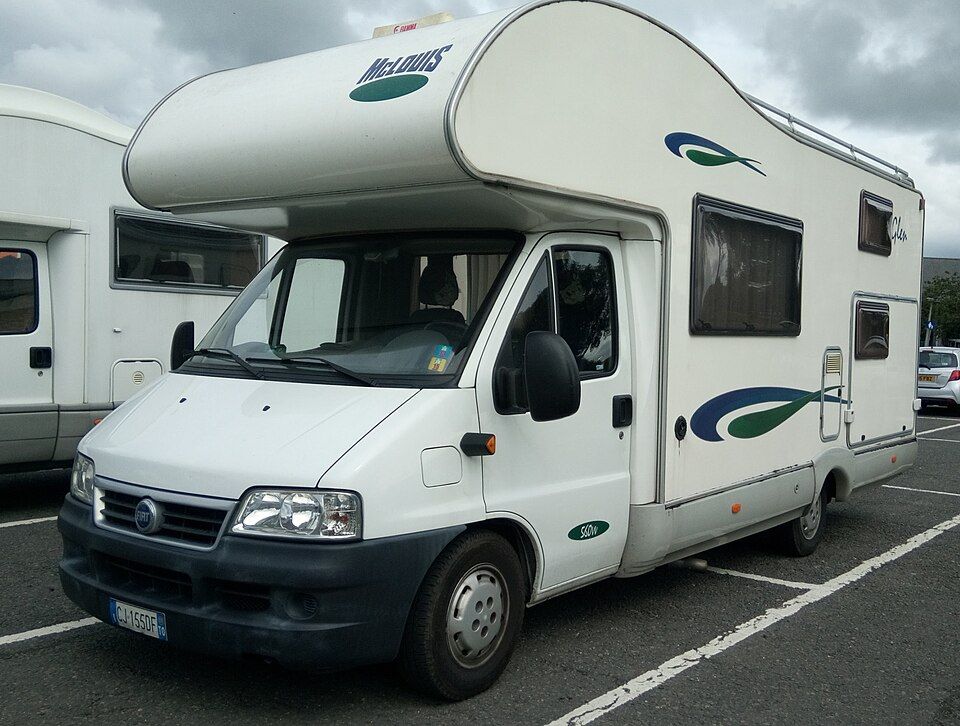 Karavan Fiat Ducato zaparkovaný na cestě v Itálii
