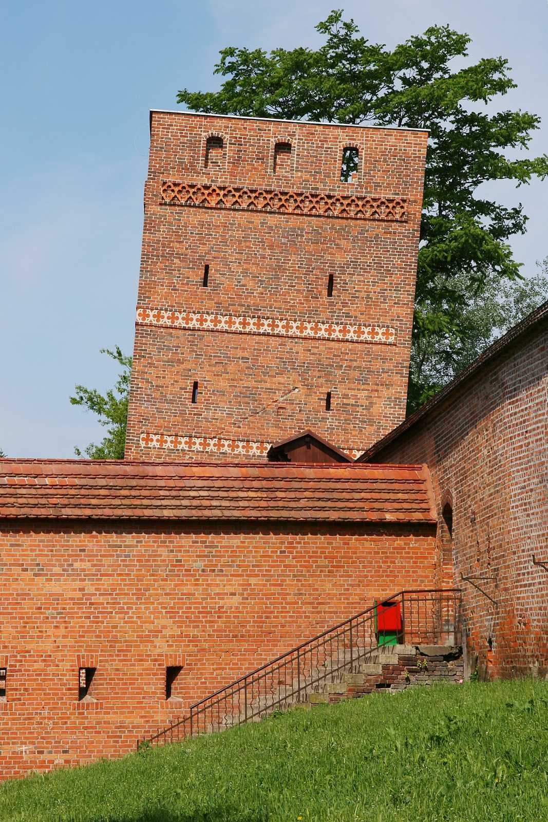 Nakloněná hradební věž Toruně v úzké uličce Starého Města
