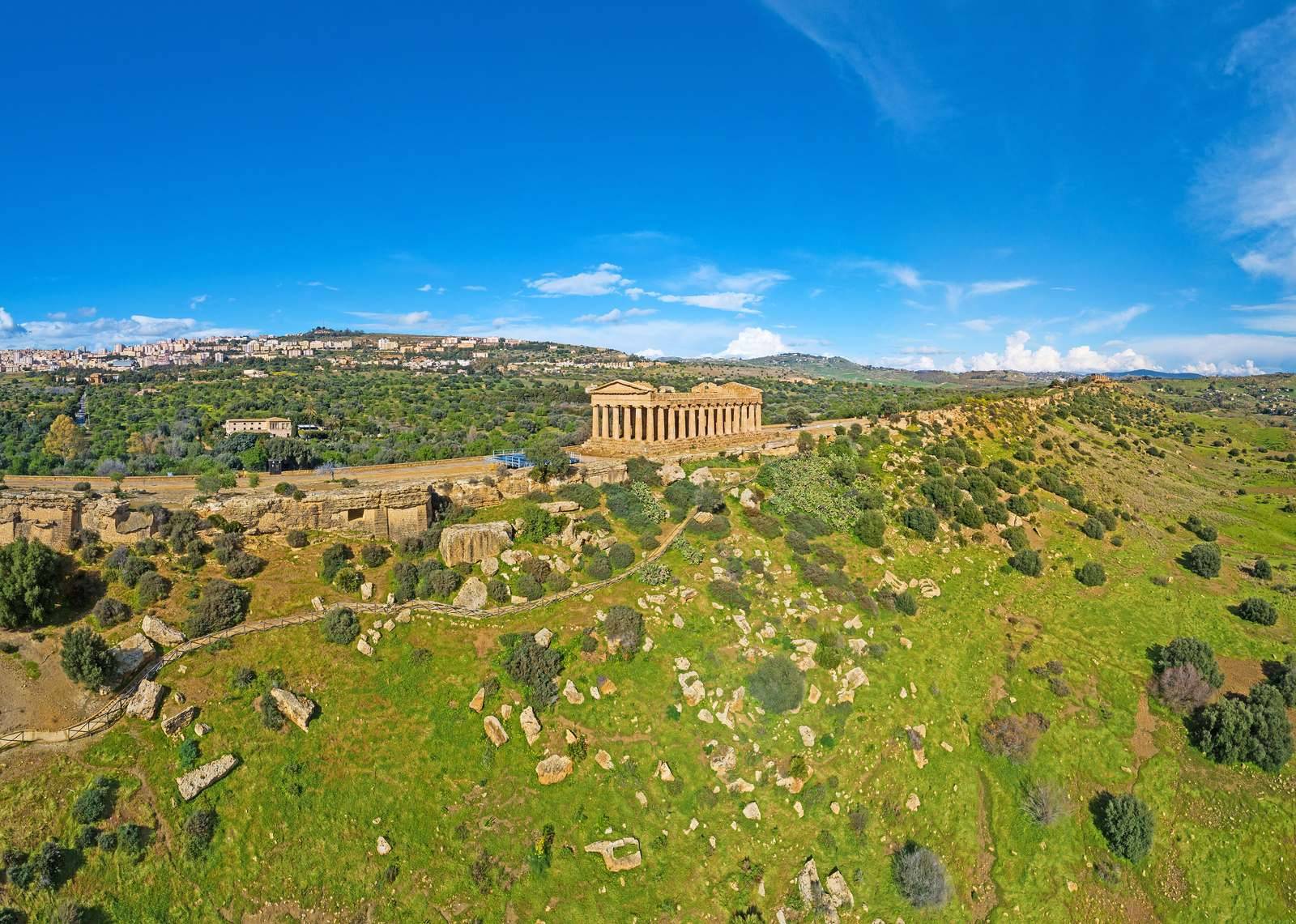 Dórský řecký chrám v Údolí chrámů (Valle dei Templi) nad Agrigentem na Sicílii
