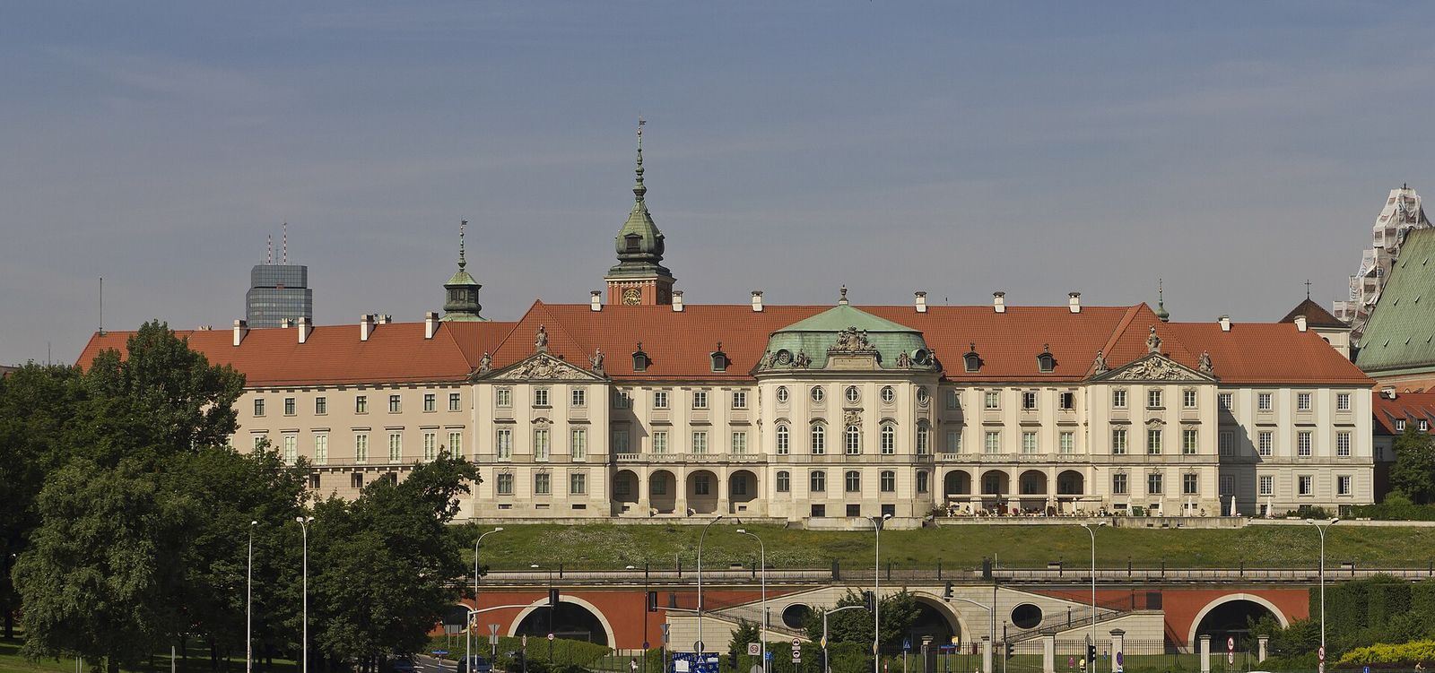 Královský zámek a Staré Město ve Varšavě při pohledu od Visly