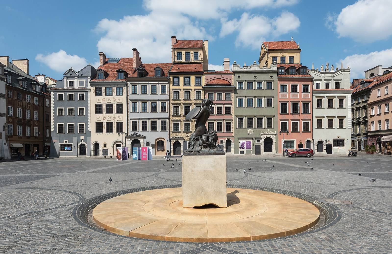 Bronzový pomník Syrenky s mečem a štítem uprostřed Rynku Starego Miasta ve Varšavě