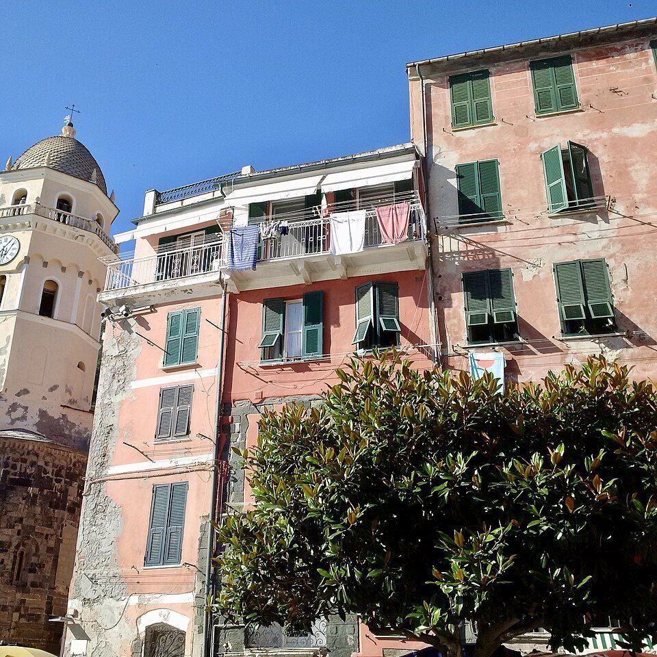 Kostel Santa Margherita d'Antiochia s osmibokou zvonicí u vody