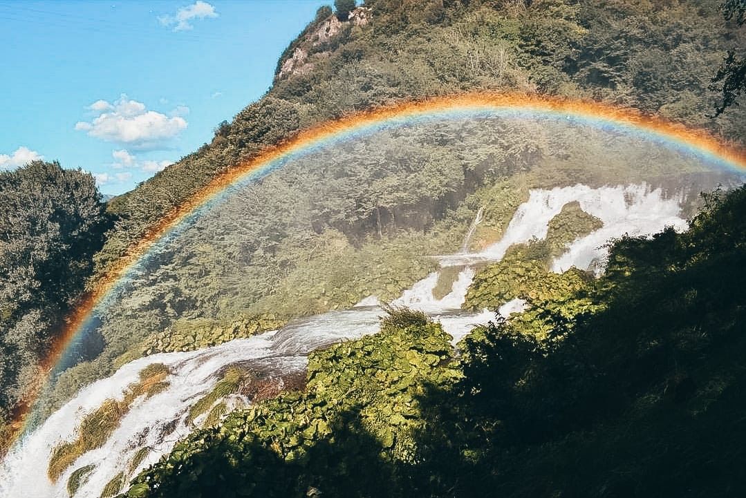 Vodopád Cascata delle Marmore s duhou nad vodní clonou