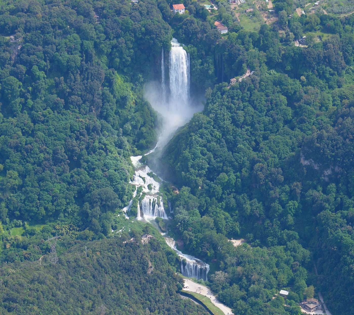 Vodopád Cascata delle Marmore padající ze 165 metrů do zeleného údolí řeky Nery