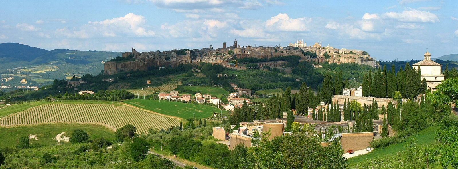 Panorama města Orvieto na ploché tufové skále