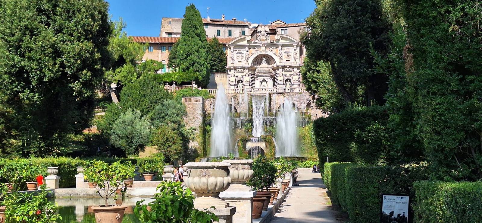 Terasovité zahrady a fontány Villa d'Este v Tivoli
