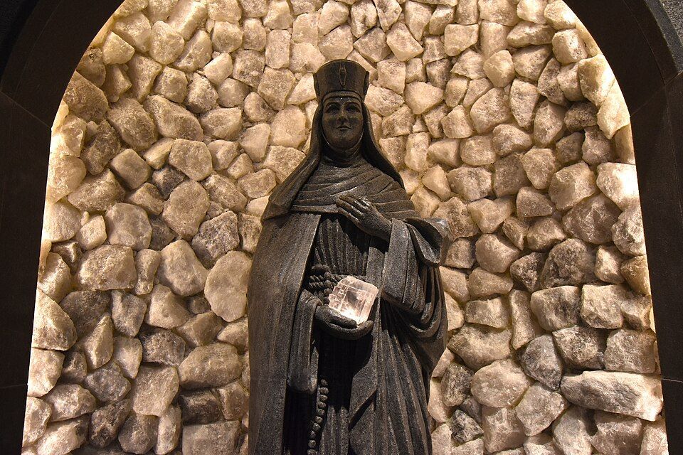 Socha svaté Kingy vytesaná ze soli v dole Wieliczka