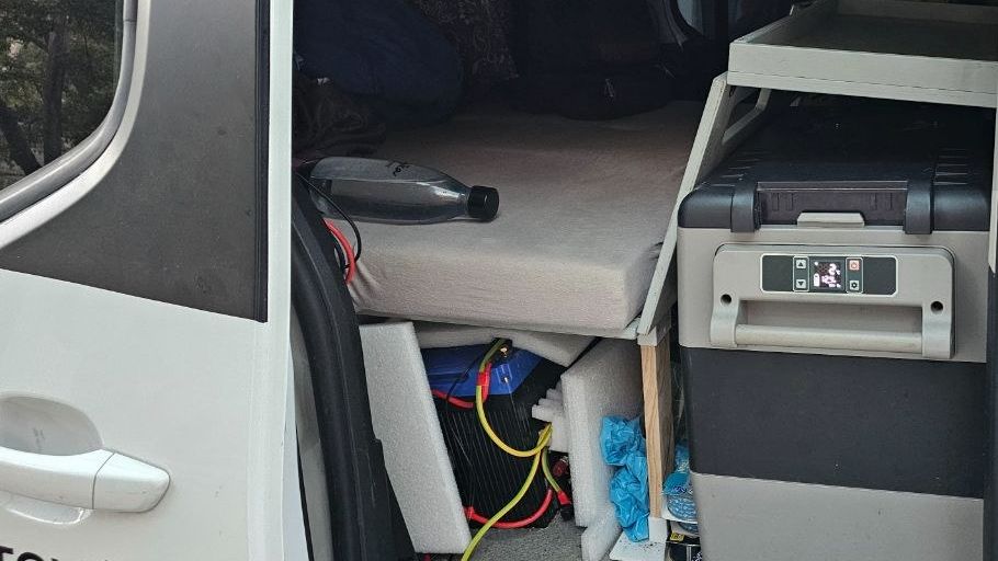 Kompresorová lednice a LiFePO4 trakční baterie s kabeláží, detail z boku vestavby