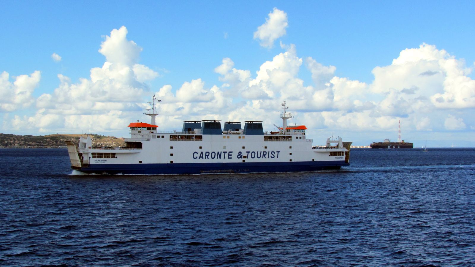 Trajekt Caronte & Tourist na Messinském průlivu — auta najíždí přímo na garážovou palubu